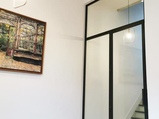 Porte en verre à cadre acier